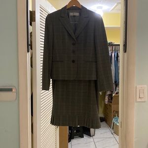 Women Tahari suit skirt size 6 petite